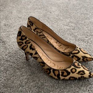 Leopard print pumps